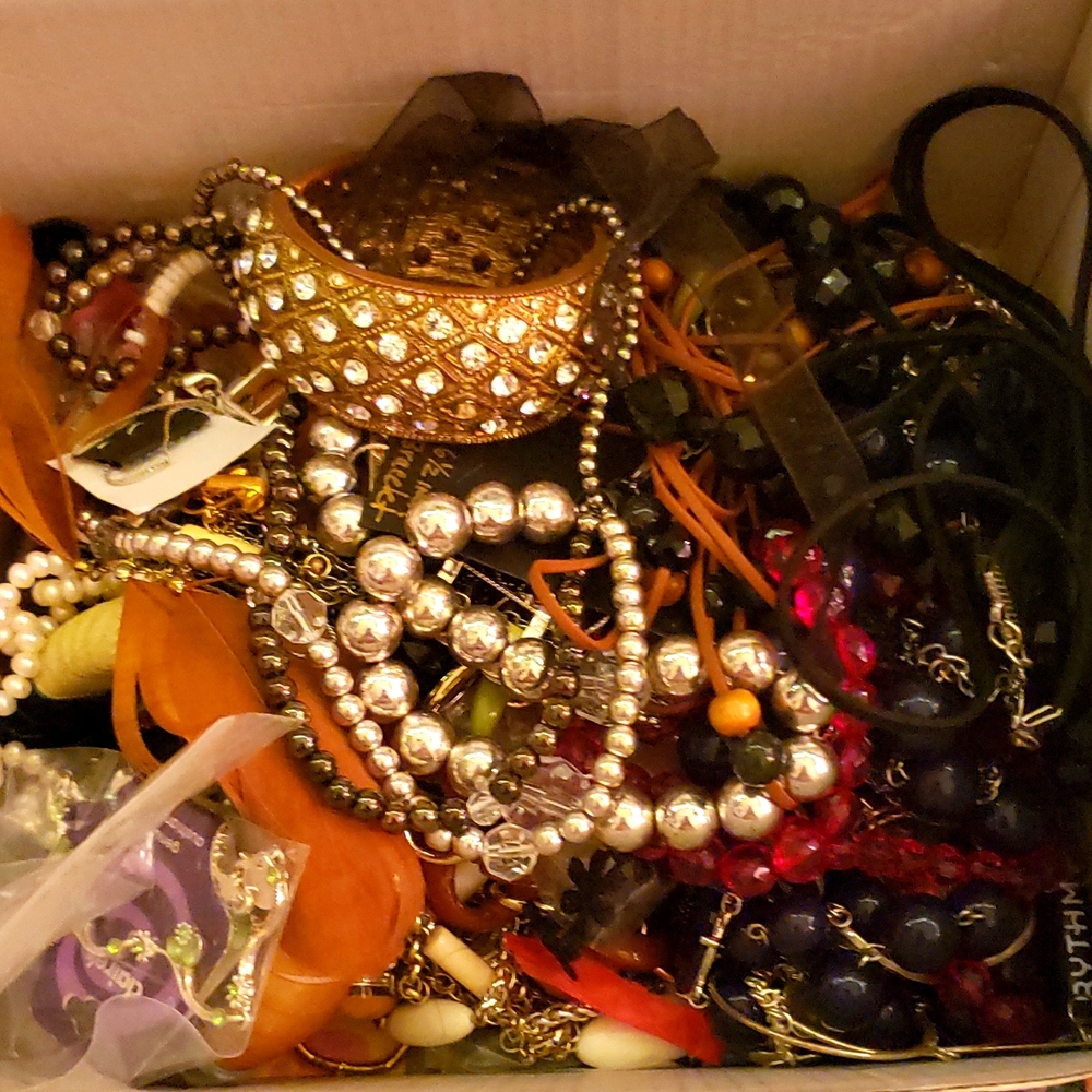 Bundle of vintage jewelry